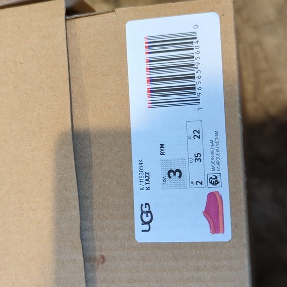 New in Box Ugg Tazz in raspberry size 3 yourh - Picture 3 of 6